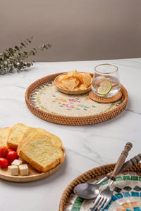 Bandeja Redonda de Ratán con Incrustaciones de Madreperla |   Bandeja de Mosaico Tejida a Mano |   Bandeja Decorativa de Mimbre Lacado para Alimentos - Product Image 5