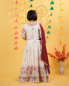 Salwar Kameez con Bordado y Estampado para Niñas, Traje Tradicional Indio para Bodas, Diwali y Fiestas, de Seda Chinon de Secado Rápido, Largo hasta la Rodilla, Corte Regular - Product Image 5