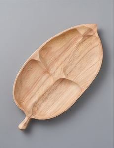 Assiette de service en bois en forme de feuille, design minimaliste fait main, motif végétal, pour la maison, les restaurants et les événements - Product Image 1