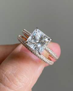 Anillo de Compromiso con Diamante Cultivado en Laboratorio de 3.50 Quilates, Corte Princesa, Banda Pavé de Oro Sólido de 14K, Joyería Nupcial - Product Image 3