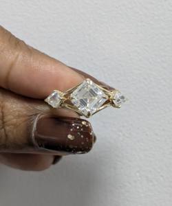 Bague de fiançailles solitaire à trois pierres en moissanite taille Asscher 2 carats, bijoux minimalistes en diamant pour femme en or jaune massif 14 carats - Product Image 2