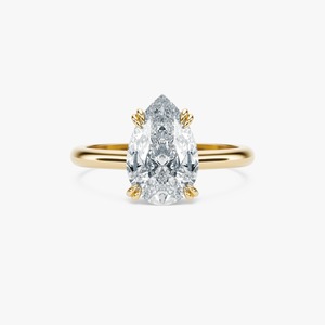 Bague de luxe de créateur en or jaune 14 carats avec diamant de laboratoire en forme de poire de 2,50 carats et accent sous la galerie, pour mariage et soirée, bijoux de mariée - Product Image 1