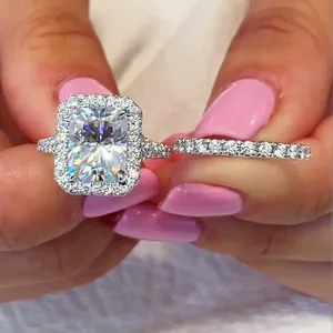 Impresionante conjunto de anillos nupciales con diamantes simulados de corte radiante en oro blanco de 14 quilates chapado - Product Image 4