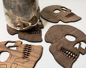 Juego de posavasos de madera con calaveras grabadas, posavasos espeluznantes para realzar la decoración de terror y ayudar a mantener las superficies limpias y sin rayones - Product Image 2