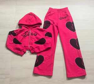 Conjuntos de sudaderas cortas con capucha y pantalones acampanados de algodón 100% con logotipo personalizado impreso con pedrería para mujer en oferta. - Product Image 1