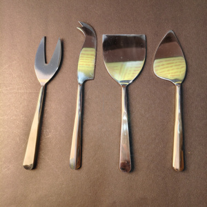 Ensemble d'outils contemporains en or poli 4 pièces comprenant une fourchette à fromage, un couteau à pointes, une pelle à fromage dur et un épandeur à fromage mou. - Product Image 2