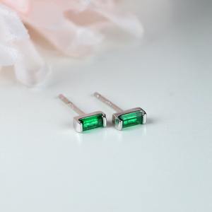 Pendientes de Oro Rosa Sólido de 14K con Zafiro Azul Corte Baguette, Joyería Fina Minimalista y Delicada para Uso Diario, Aniversarios y Fiestas - Product Image 4