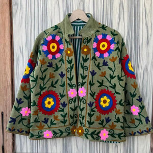 เสื้อแจ็คเก็ตบอมเบอร์ราชสถาน |   ผ้าฝ้ายปักลายซูซานีแบบดั้งเดิม เป็นมิตรกับสิ่งแวดล้อม ใช้ได้สองด้าน |   ชุดลำลองสำหรับรีสอร์ทสุดหรู |   ของขวัญวันเกิดสุดพิเศษ - Product Image 1