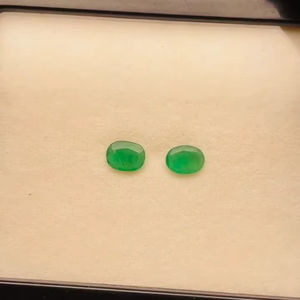 Paire d'émeraudes naturelles de Zambie, taille ovale, 1,91 ct, qualité AAA, avec lueur et belle couleur verte, polissage parfait pour la création de bijoux - Product Image 4