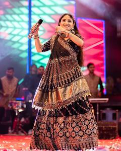 Lehenga Choli en Soie Noire de Créateur pour Femme, Traditionnel Brodé, pour Navratri, avec Chaniya Choli et Dupatta Extensible, Résistant au Soleil - Product Image 3