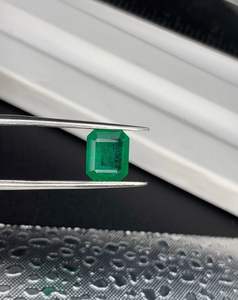 Esmeralda zambiana natural de primera calidad, talla octogonal, para uso en joyería de alta gama. - Product Image 4