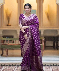 Sari de Seda Morado con Patrón Floral Dorado, Traje Tradicional Indio para Bodas, Sari Largo Hasta el Suelo para Mujer - Product Image 1