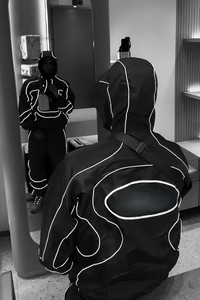 Survêtement personnalisé coupe-vent avec capuche réfléchissante 3M en nylon et pantalon de survêtement en nylon pour homme - Product Image 4