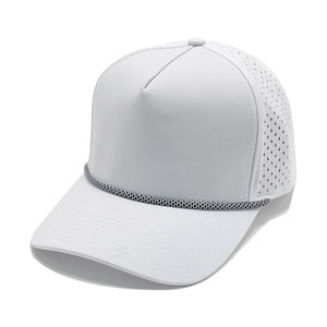 Gorras de Béisbol Personalizadas al por Mayor, de Microfibra, de 5 Paneles, Diseño en Blanco, Logotipo Bordado en 3D, Color Gris, con Perforaciones Láser - Product Image 1
