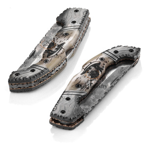 Couteau de camping pliant à lame droite en acier Damas OEM personnalisé - Manche en os de chameau gravé au laser - Desert Gunslinger - Product Image 3