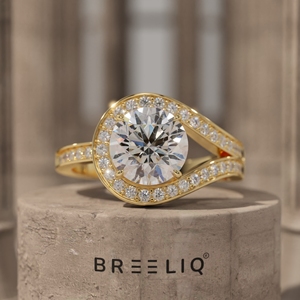 Bague de fiançailles en or blanc 14 carats de qualité supérieure avec diamant rond de 2 carats, halo incurvé, épaule fendue et pavé, fournisseur de bijoux personnalisés - Product Image 1