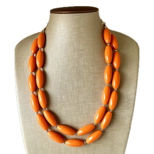 Collar de resina diseñado con un aspecto artístico minimalista pero atractivo, joyería ligera adecuada para uso diario y estilo de oficina. - Product Image 2