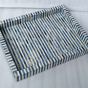 Bandeja Decorativa Rectangular FAIZA CRAFT con Incrustaciones de Hueso a Cuadros Azules y Blancos, Estilo Art Deco, Apta para Microondas, con Asas - Product Image 6