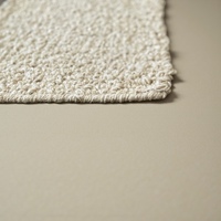 Tapis moderne abstrait en laine feutrée de style corde beige crème, tissé à la main par HARI ENTERPRISES |   Écologique, antibactérien, adapté aux animaux de compagnie