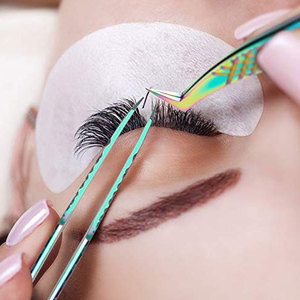 Pince à cils personnalisée avec logo, motif antidérapant, en acier inoxydable, pointe en fibre, pour extensions de cils volume, qualité professionnelle pour salon - Product Image 2