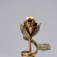 Sculpture décorative artisanale en métal antique en forme de rose, motif spirale végétale, décoration florale pour la maison avec un design floral unique sans feuilles