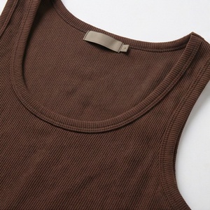 Conjunto Deportivo de 2 Piezas para Mujer, Top Corto Acanalado Marrón Sólido y Pantalones Cortos por Encima de la Rodilla, Cuello Redondo, Sin Mangas, Transpirable, Tejido - Product Image 4