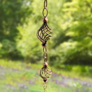 Chaîne de pluie en fer de style traditionnel pour le contrôle du flux d'eau de pluie sur le toit, élément décoratif suspendu pour patio, jardin et cour. - Product Image 6