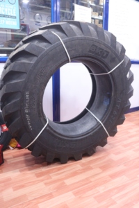 ยางรถไถคุณภาพสูงจากอินเดีย รุ่น AT 621 (16.9-28) สำหรับรถแบคโฮ ใช้ได้กับรถแทรกเตอร์การเกษตร - Product Image 3