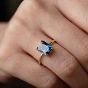 Bague solitaire en tanzanite bleu profond taille émeraude, argent sterling 925 plaqué or 14 carats, bijou moderne et minimaliste - Product Image 6