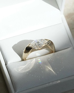 Bague de fiançailles en diamant de laboratoire East West Marquise, style signet à demi-sertissage - Product Image 1