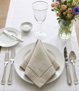 Serviettes en tissu faites à la main en gros, carrées, en lin naturel, avec ourlet festonné, lavables en machine, durables, pour la maison, l'hôtel et les événements - Product Image 1