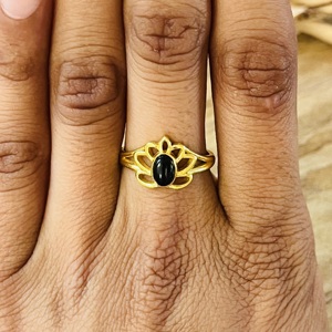 Bague en Onyx Noir au Design Tendance, Bijou Minimaliste en Laiton pour Femme, Plaqué Or 18 carats, Bague Solitaire à Design Massif, Vente en Gros/OEM/ODM - Product Image 6