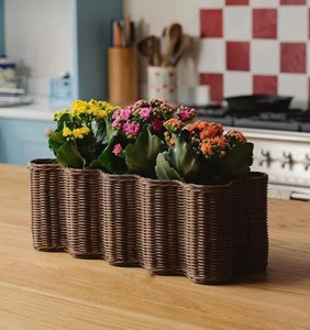 Cesta de mimbre naturalmente larga y festoneada, elegante organizador para la decoración de tu pasillo o sala de estar. - Product Image 1
