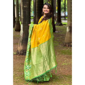 Sari de Seda Suave Amarillo con Bordado Floral y Zari, Vestido de Noche Elegante con Contraste Tejido, 0.65g - Product Image 1