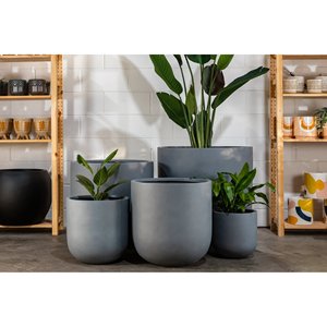 Ensemble de pots de fleurs Hieta modernes pour l'intérieur et l'extérieur, 4 tailles, 25-110 cm, noir, lisses, larges, en fibre de verre, forme de globe, élégants - Product Image 4