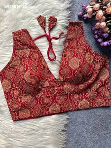 Blouse en coton Ajrakh à col en V, imprimé galaxie, style moderne, élégante et attrayante, fabriquée en Inde. - Product Image 3