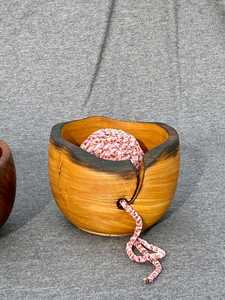 Cuenco de madera de palisandro hecho a mano para guardar hilo, con orificios y perforaciones talladas |   Cuencos para Hilos de Tejer y Crochet - Product Image 4