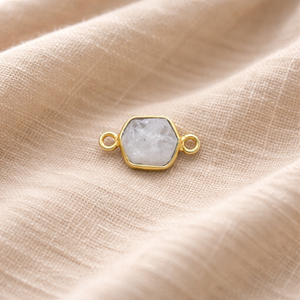 Connecteur en pierre de lune |   Charme en cristal blanc brut |   Composant de bijouterie plaqué or - Product Image 1