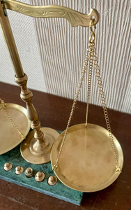 Balance mécanique vintage en laiton antique avec base en marbre vert, barre décorée et plateaux de pesée suspendus en laiton - Product Image 5