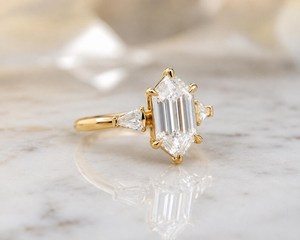 Anillo de compromiso de diamante con corte esmeralda hexagonal alargado en oro amarillo con piedras laterales en forma de cometa, anillo nupcial único, regalo fino para ella - Product Image 3