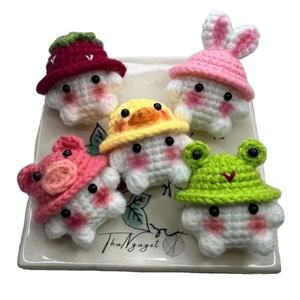 Porte-clés miniature en acier inoxydable tissé Amigurumi, changeant de couleur, fait main, cadeau fabriqué au Vietnam - Product Image 1