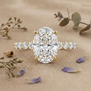 Bague de fiançailles et de mariage en diamant de laboratoire taille ovale, certifiée IGI, en or jaune, avec bande pavée, solitaire, bijoux de luxe pour femme - Product Image 4