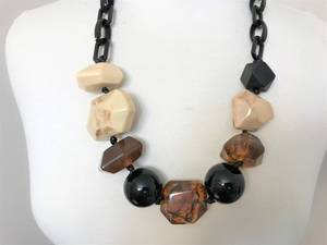 Collier tendance pour femme, effet marbre unique, bijou élégant, accessoire de mode haut de gamme en résine artistique - Product Image 1