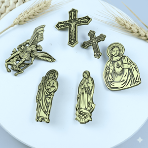 Pin de Solapa Esmaltado con Icono Religioso y Logotipo Personalizado de Fábrica OEM Profesional para Gorras de Béisbol de Marcas en EE. UU. - Product Image 1