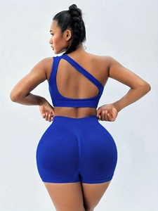 Ensemble de sport deux pièces côtelé rose vif sexy pour femme, avec crop top asymétrique et short cycliste - Design flatteur et ajusté - Product Image 2