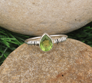 Bague artisanale classique pour femme en argent sterling 925 avec turquoise verte naturelle, taille brillant rond, sertie clos, idéale pour mariage - Product Image 1