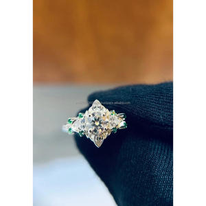 Anillo de Compromiso y Boda Vintage de Plata de Ley Chapado en Oro de 14K con Tres Piedras de Moissanita Tallada de Trisha Jewels para Mujer - Product Image 1