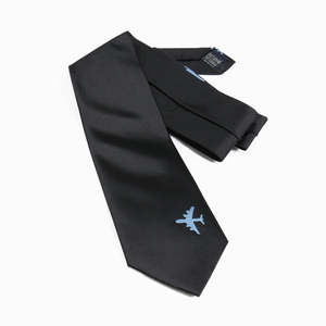 เนคไทโพลีเอสเตอร์สีดำล้วนพร้อมโลโก้เครื่องบินสไตล์คลาสสิกและสไตล์คลาสสิก - Product Image 2