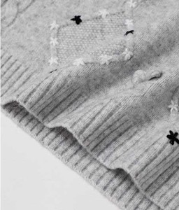 Cardigan en maille respirant et luxueux pour homme, orné de perles, col en V, boutonné, avec détails de perles en forme de diamant, idéal pour les soirées. - Product Image 6