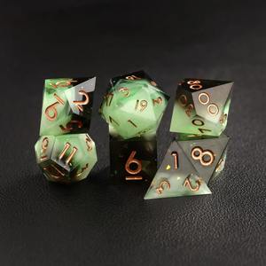 Jeu de dés en résine de précision, dés polyédriques en résine à coins vifs pour jeux de table professionnels, fournitures en gros - Product Image 1